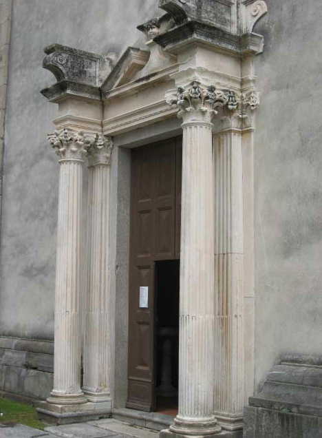 Brissago: Madonna del Ponte, portale in pietra di Angera
