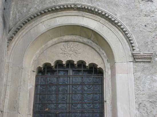 Chiesa di Madonna di Campagna finestra in pietra di Angera