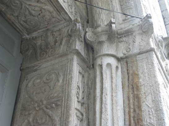 Verbania: Chiesa di Madonna di Campagna, part. del portale in marmo